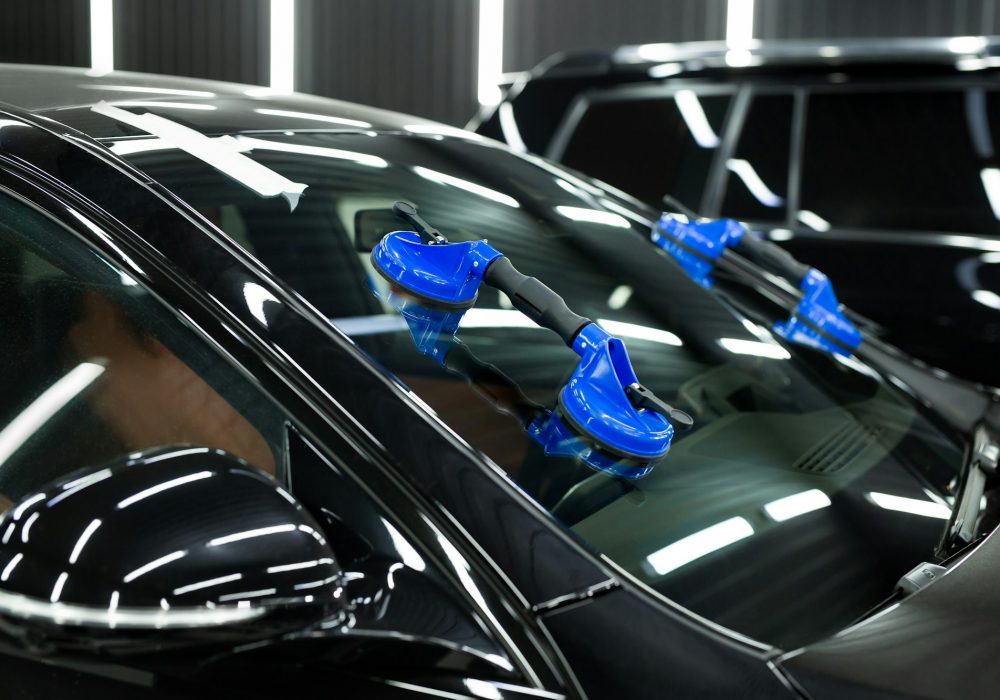 Glass of the car is a close-up in the room, removed with the help of professional suction cups.